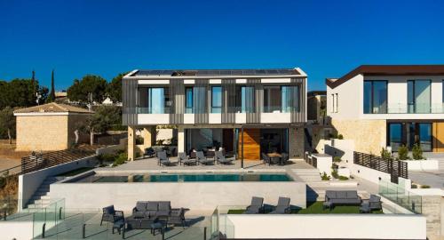 Incredible Six Bedroom Frontline Villa 287 Aperion, Panoramic Sea Views, Aphrodite Hills – khách sạn tại Aphrodite Hills