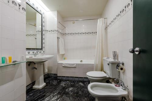 Double or Twin Room image 3