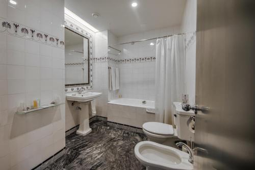 Double or Twin Room with Extra Bed room in Hotel Metropole
