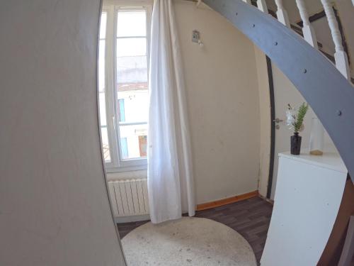 Chambre 2 lits pour 4 personnes metro 5 - image 8