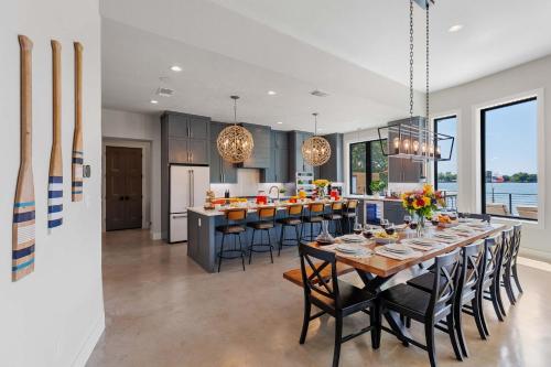 Endless Sunset with Concierge Services in Granite Shoals (TX)