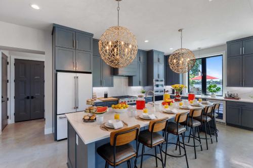 Endless Sunset with Concierge Services in Granite Shoals (TX)