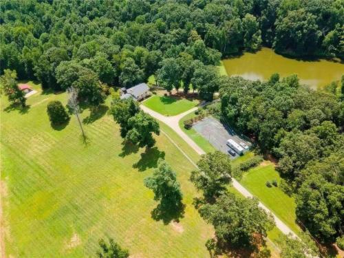 Southern Home and fishing lake. in Gainesville, USA