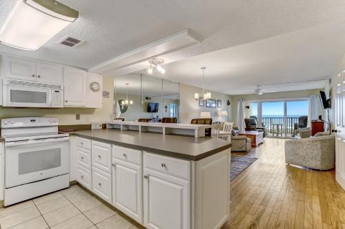 Beachfront 2nd floor unit. 2 bedroom 2 bath private balcony with sweeping ocean view - image 4
