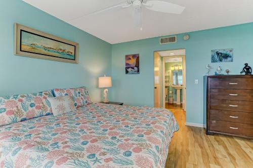 Beachfront 2nd floor unit. 2 bedroom 2 bath private balcony with sweeping ocean view - image 3