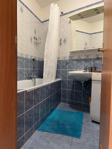 A large 1 bedroom apartment with an available private parking, Прага (фото 8)