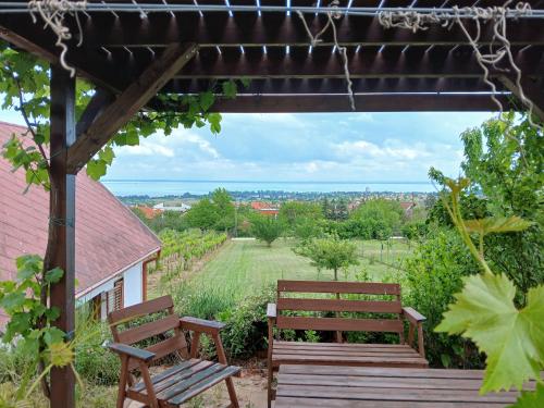 Kert, NyugtatLak in Balatonalmádi