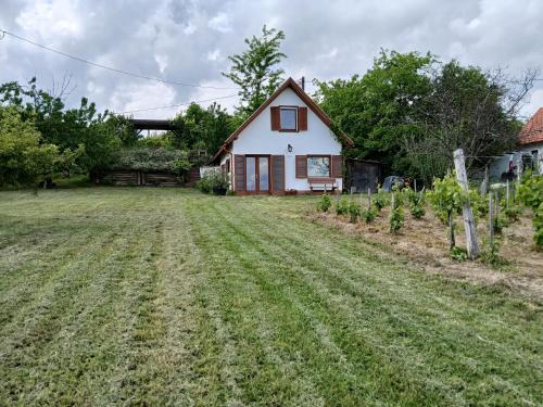 A szálláshely kívülről, NyugtatLak in Balatonalmádi