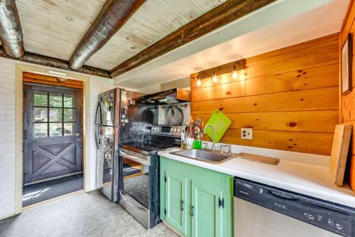 2 Mi to Lake Willoughby Peaceful Log Cabin! in Westmore