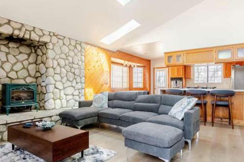 Le Serenity Cabin, Hot Tub, Game Room Pool Table