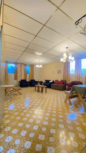 Shared lounge/TV area, Mountain View Hostel in Santa Ana