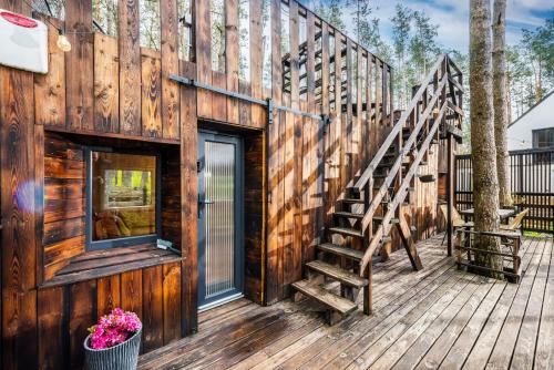 Leśny domek w stylu scandi z jacuzzi nad jeziorem Kaszuby pieski tylko do 10kg za dodatkową opłatą (Domek lubiana180 SCANDI wsrod drzew JACUZZI SAUNA KOMiNEK i TARAS na dachu jezioro Kaszuby Pieski ty) in Lubiana
