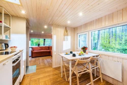 Leśny domek w stylu scandi z jacuzzi nad jeziorem Kaszuby pieski tylko do 10kg za dodatkową opłatą (Domek lubiana180 SCANDI wsrod drzew JACUZZI SAUNA KOMiNEK i TARAS na dachu jezioro Kaszuby Pieski ty) in Lubiana