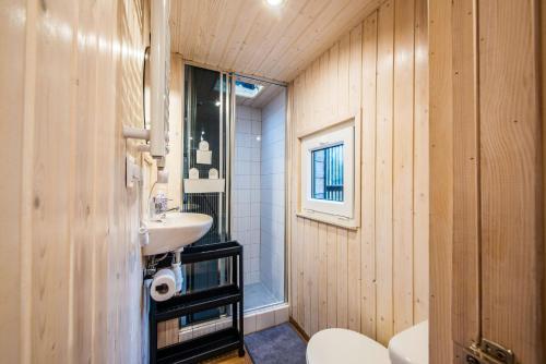 Leśny domek w stylu scandi z jacuzzi nad jeziorem Kaszuby pieski tylko do 10kg za dodatkową opłatą (Domek lubiana180 SCANDI wsrod drzew JACUZZI SAUNA KOMiNEK i TARAS na dachu jezioro Kaszuby Pieski ty) in Lubiana