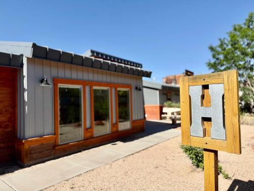 Timber & Tin H 2Bed 2Bath w Pool & Rooftop Deck - image 6