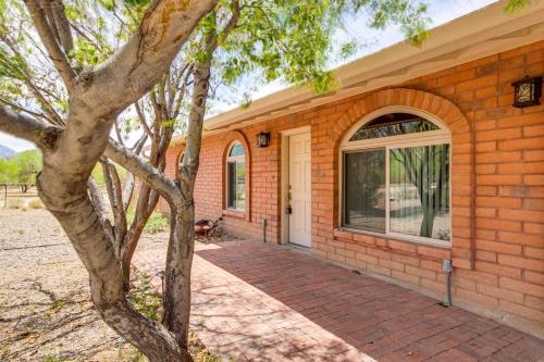 7 Mi to Catalina State Park Home with Mountain View in Catalina