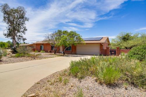 7 Mi to Catalina State Park Home with Mountain View in Catalina
