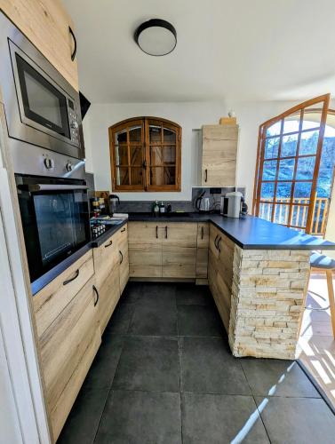 virtuve, Magnifique Chalet avec Balneo in Roubion
