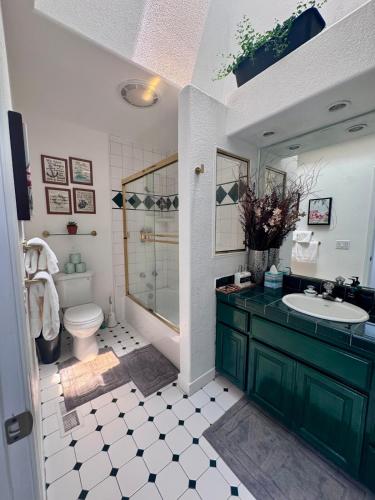 Luna's Cozy Private Hosted Suite with Fireplace and 2 Bedrooms in Castro Valley (CA)