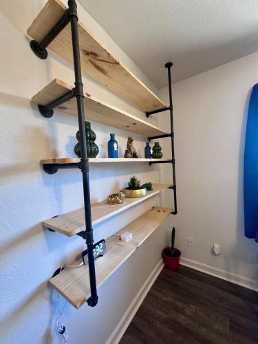Luna's Cozy Private Hosted Suite with Fireplace and 2 Bedrooms in Castro Valley (CA)