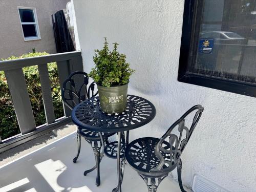Luna's Cozy Private Hosted Suite with Fireplace and 2 Bedrooms in Castro Valley (CA)