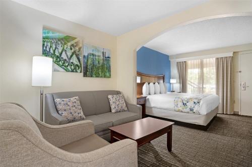 King Suite with Spa Bath and Sofa Bed - Non-Smoking
