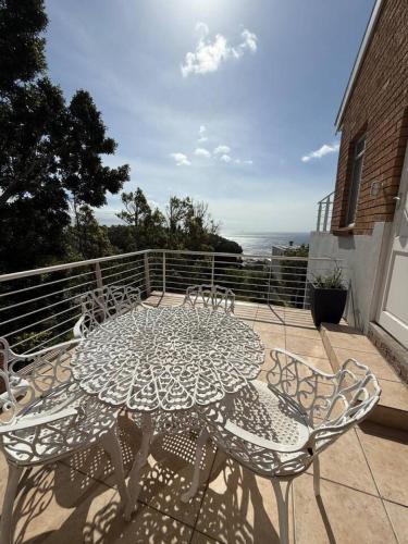17D - Stylish Spacious Studio Scenic Balcony Views - image 4