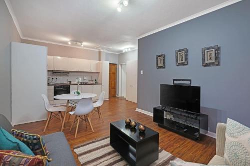 Prime Sea Point Location Spacious - image 11