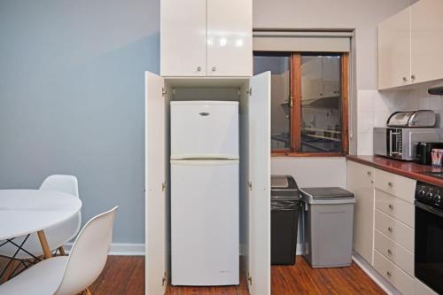 Prime Sea Point Location Spacious - image 3