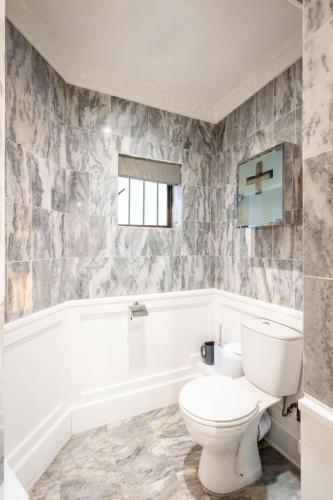 Llandudno - Wood-fired Hot tub and Outdoor Pool with Gym and Sleeps 14 - image 3