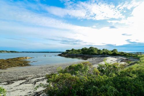Private Island Getaway - 2BR Cottage - image 11