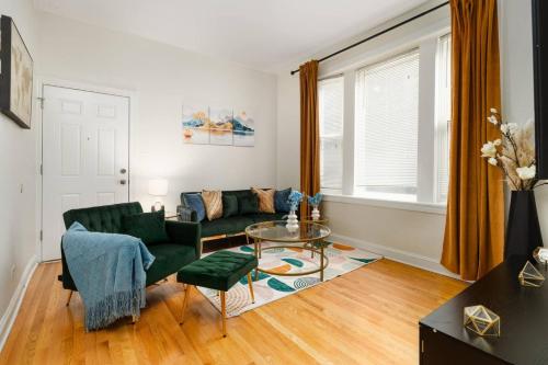 15mins DT Wicker Park Gem Sleeps 7 FreePark in University Village