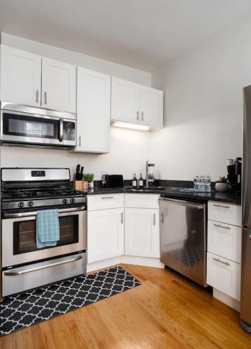 15mins DT Wicker Park Gem Sleeps 7 FreePark in University Village