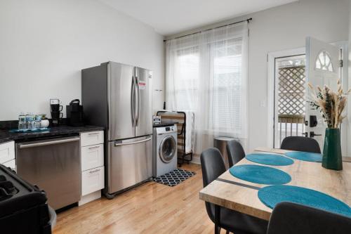 15mins DT Wicker Park Gem Sleeps 7 FreePark in University Village