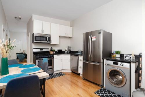 15mins DT Wicker Park Gem Sleeps 7 FreePark in University Village