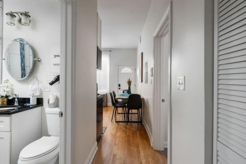 15mins DT Wicker Park Gem Sleeps 7 FreePark in University Village