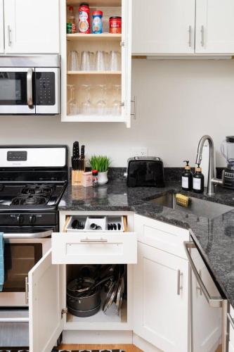 15mins DT Wicker Park Gem Sleeps 7 FreePark in University Village