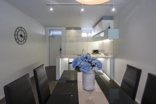 Bowen 18- apartment near town - image 14