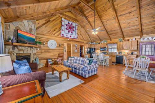 Beautiful View! Log cabin,Fireplace,Hot Tub,Arcade,Pool,Fishing in Sevierville, USA