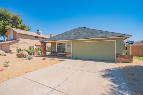 Private Pool & Fully Fenced Yard Near Mntn Park, Glendale