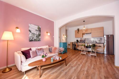 Central Charm and Modern Style- Elegant Stay in the Historic Bucharest - image 2