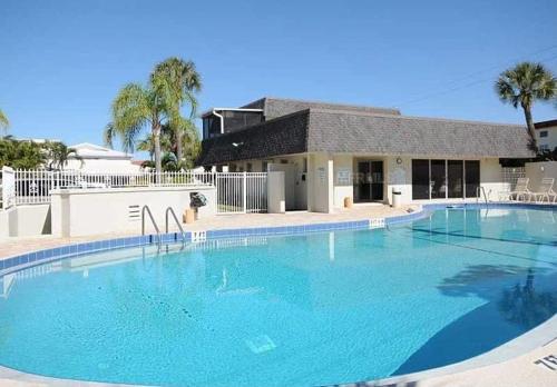 Beachfront Penthouse - Expansive Gulf View from Every Room! Wifi, Screened Lanai in Siesta Key, USA