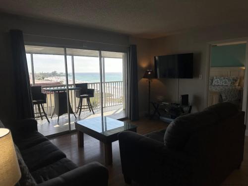 Beachfront Penthouse - Expansive Gulf View from Every Room! Wifi, Screened Lanai in Siesta Key, USA