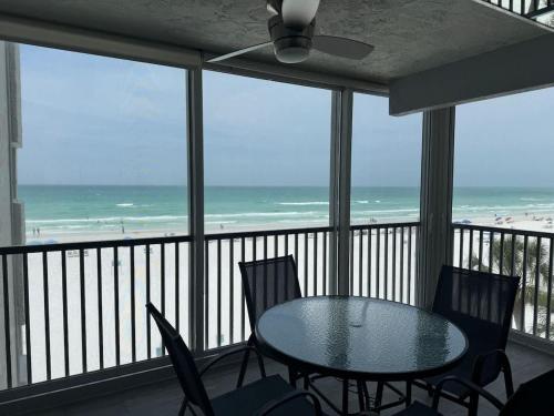 Full beachfront. Gulf view,Sunsets,Pool,Chairs in Siesta Key, USA
