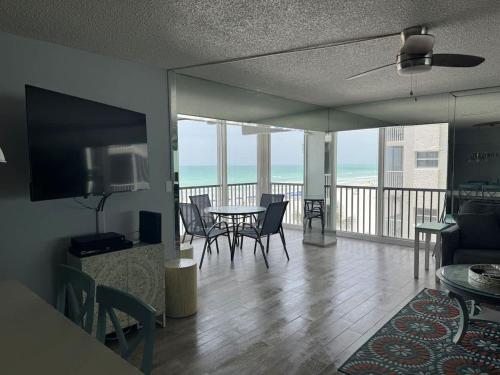 Full beachfront. Gulf view,Sunsets,Pool,Chairs in Siesta Key, USA
