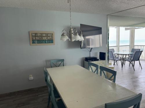 Full beachfront. Gulf view,Sunsets,Pool,Chairs in Siesta Key, USA