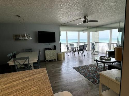 Full beachfront Condo - Gulf view- Sunsets - Pool - Chairs, Siesta Key (photo 10)