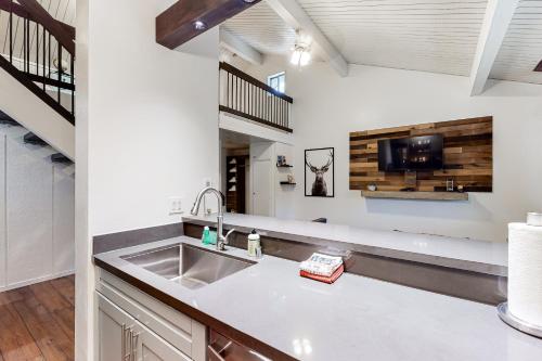 Sierra Manor Escape - image 2