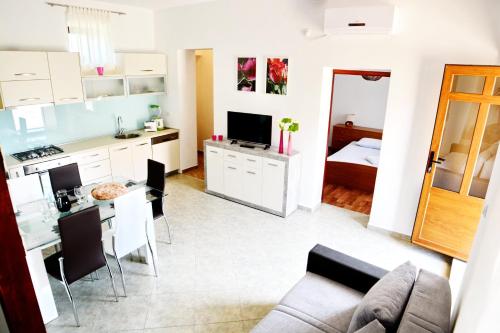  Apartment Babic in Pridraga