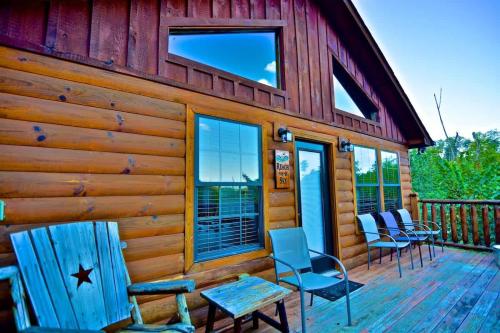 Secluded Cabin Near Smoky Mountains. Hot Tub! Honeymoon! in Sevierville, USA